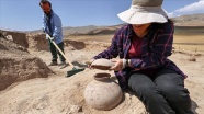 Çavuştepe Kalesi&#039;nde bulunan 45 urne arkeologlarca mercek altına alındı