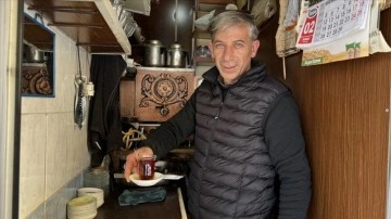 'Çaycı Mustafa'nın ocağı 20 yıldır 2 metrekarelik dükkanda kaynıyor