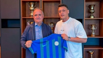 &Ccedil;aykur Rizespor Başkanı Saruhan, "Rizespor Akademi" i&ccedil;in Mesut &Ouml;zil ile bir araya geldi
