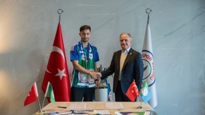 &Ccedil;aykur Rizespor, Tayyip Talha Sanu&ccedil;'u renklerine bağladı