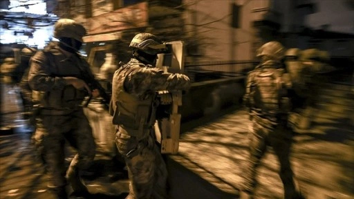 Çekmeköy'de eve düzenlenen narkotik operasyonunda bir polis vurularak ağır yaralandı