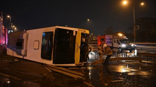 Çekmeköy'de İETT'ye bağlı özel halk otobüsü devrildi