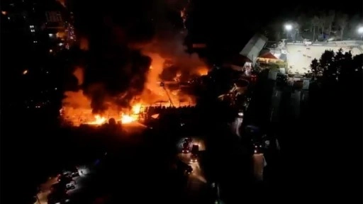 Çekmeköy'de sünger fabrikasında çıkan yangına müdahale ediliyor