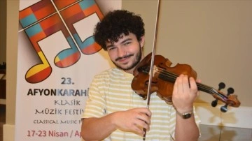 Çekyalı 18 yaşındaki genç kemancı, Afyonkarahisarlılara klasik müzik keyfi yaşatıyor