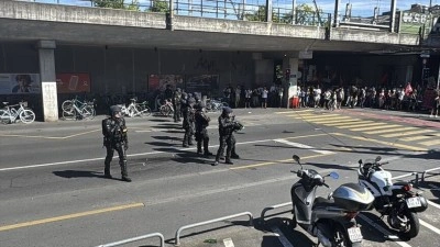 Cenevre'de barış&ccedil;ıl başlayan G7 Zirvesi karşıtı eylem, polisin biber gazlı m&uuml;dahalesiyle son bu