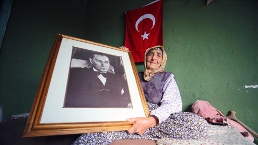 Cennet nine, Atatürk'ü çocukluğunda ezberlediği şiirle anıyor
