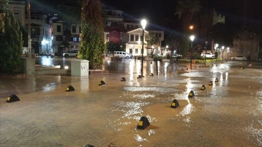 Çeşme'de sağanak hayatı olumsuz etkiledi