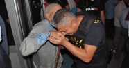 Çevik kuvvet müdürü demokrasi nöbeti tutan dedenin elini öptü