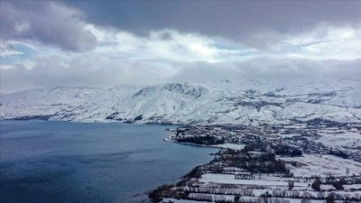 &Ccedil;evresi karla kaplı Hazar G&ouml;l&uuml; ziyaret&ccedil;ilerini ağırlıyor