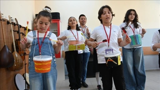 Çevreye duyarlı öğrenciler geri dönüşüm malzemelerinden enstrümanlar yaparak orkestra kurdu