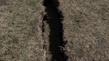 Ceyhan Nehri kıyısındaki köyde depremde oluşan yarık ve çöküntüler dronla görüntülendi