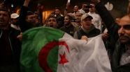 Cezayir'de muhalifler ve destekçiler Buteflika'nın istifasından memnun