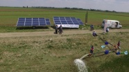 Çiftçiler için taşınabilir güneş enerjili sulama sistemi üretti