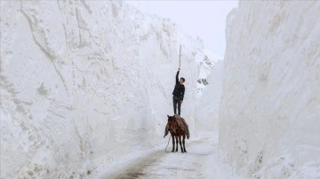 Çığ nedeniyle metrelerce karın biriktiği köy yolunda tehlikeli yolculuk