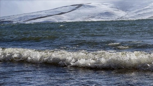 Çıldır Gölü'nün donan kıyıları dalgaların etkisiyle çözüldü