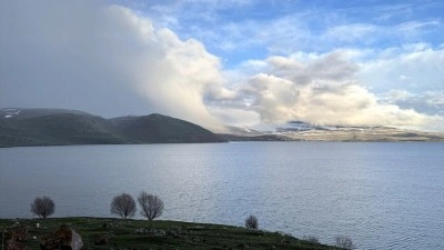 &Ccedil;ıldır G&ouml;l&uuml;'n&uuml;n y&uuml;zeyini kaplayan buzlar tamamen &ccedil;&ouml;z&uuml;ld&uuml;