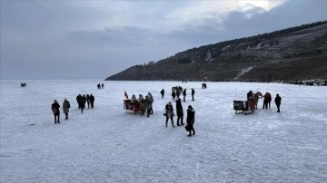 Çıldır Gölü'nün atlı kızakçıları kar yağışının ardından turistleri dörtnala gezdiriyor
