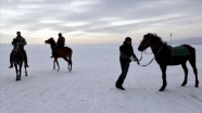 Çıldırlı köylüler atlarını donan göl üzerindeki buz şölenine hazırlıyor