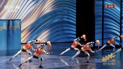 &Ccedil;in'de insansı robotlar, Bahar Bayramı galasında kungfu g&ouml;sterisi yaptı