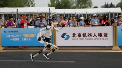 &Ccedil;in'de insansı robotlar yarı maraton d&uuml;nya rekorunu kırdı