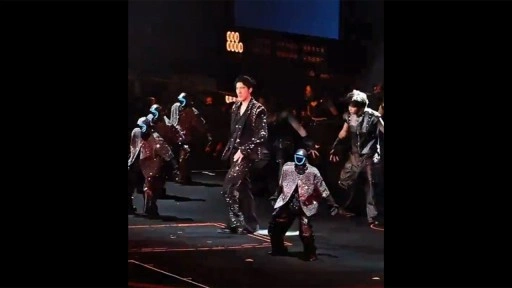 &Ccedil;in'de insansı robotların konserdeki senkronize dansı şaşkınlık yarattı