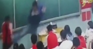 Çin&#039;de sinirli öğretmen öğrencileri dövdü