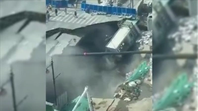 &Ccedil;in'in Şanghay şehrinde metro inşaatının s&uuml;rd&uuml;ğ&uuml; g&uuml;zergahtaki kavşak &ccedil;&ouml;kt&uuml;