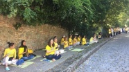Çin Konsolosluğu önünde yogalı eylem