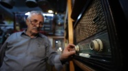 Çıraklığından beri biriktirdiği eski radyoları müzeyi andıran evinin odasında sergiliyor