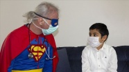 Çocuk hastaları evlerinde 'Superman doktor' muayene etti