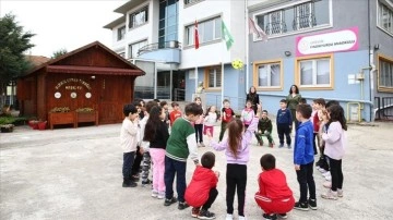 Çocuklar "kültür dostu okul"da geleneksel oyunları öğreniyor