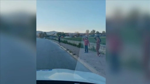 Çocuklar polis aracını esas duruşta selamladı
