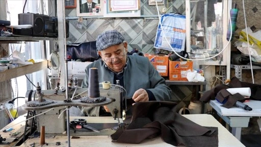 &Ccedil;ocuklarının ısrarına rağmen 78 yıldır s&uuml;rd&uuml;rd&uuml;ğ&uuml; terzilik mesleğini bırakmıyor