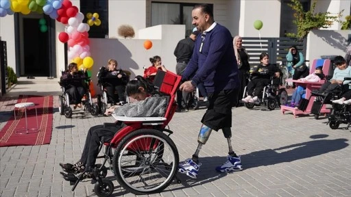 Çocukluğunda geçirdiği kazada bacaklarını kaybeden Iraklı Garib hayatını engellilere adadı