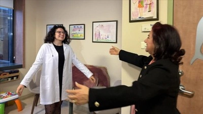 &Ccedil;ocukluk &ccedil;ağı kanserini yenen doktor hastalara şifa dağıtıyor
