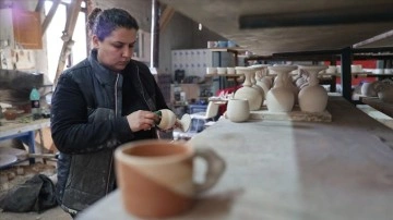 Çocukluk hayalini el sanatlarıyla ünlü ilçede üretime dönüştürdü