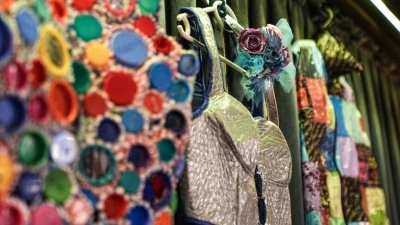 &Ccedil;&ouml;pe atılan plastik atıklar portre ve kost&uuml;me d&ouml;n&uuml;ş&uuml;yor