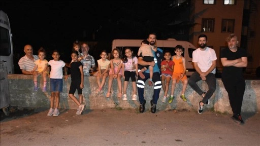Çöplerini topladığı mahalledeki çocukların gönlünü de alıyor