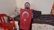 Çöpte bulduğu Türk bayrağını evine asan nineye polislerden ziyaret