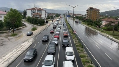 &Ccedil;orum'da bayram d&ouml;n&uuml;ş&uuml; D-100 kara yolunda trafik yoğunluğu devam ediyor