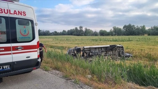 Çorum'da devrilen minibüsteki 17 kişi yaralandı