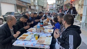 Çorum'da esnaf 5 yıldır caddede kurulan iftar sofrasında buluşuyor