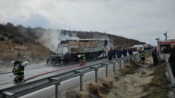 Çorum'da yolcu otobüsü kamyona çarptı, 2 kişi öldü, 5 kişi yaralandı