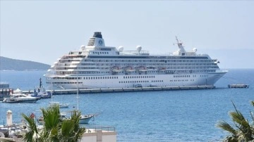 'Crystal Symphony' ilk seferinde Bodrum'a 275 yolcu getirdi