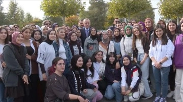 Cumhurbaşkanı Erdoğan, 15 Temmuz Şehitler Anıtı'nı ziyaret eden gençlerle sohbet etti