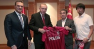 Cumhurbaşkanı Erdoğan’a eski futbolcu Alpay ve yöneticilerinden hediye forma