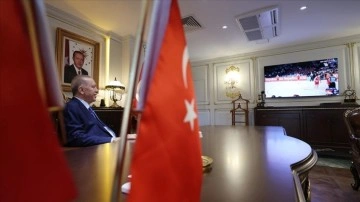 Cumhurbaşkanı Erdoğan, A Milli Basketbol Takımı'nın maçını Adana Valiliğinde izledi
