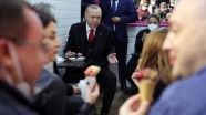 Cumhurbaşkanı Erdoğan, Beylerbeyi&#039;ndeki bir dondurmacıya uğradı