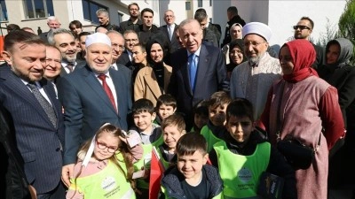 Cumhurbaşkanı Erdoğan, cuma namazını &Ouml;rnek Mahallesi Merkez Camisi'nde kıldı