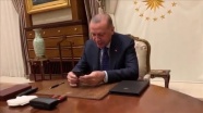 Cumhurbaşkanı Erdoğan, enkazdan kurtarılan Azize Çelik ile telefonda görüştü